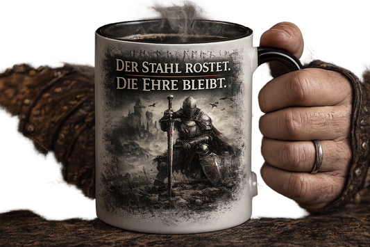 Mittelalter Keramiktasse mit dunklem Rittermotiv als Geschenk für Fantasy- und Mittelalterfans.