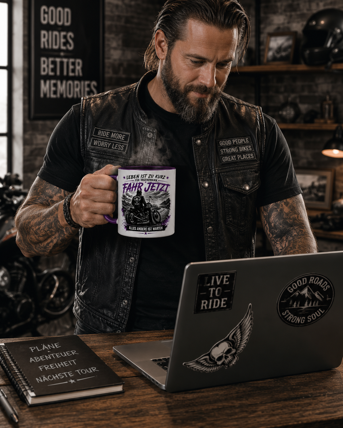 Biker Tasse mit Motorrad-Motiv und dem Spruch „Leben ist zu kurz für irgendwann – Fahr jetzt“ auf weißer Keramiktasse mit lila Henkel und lila Innenseite.