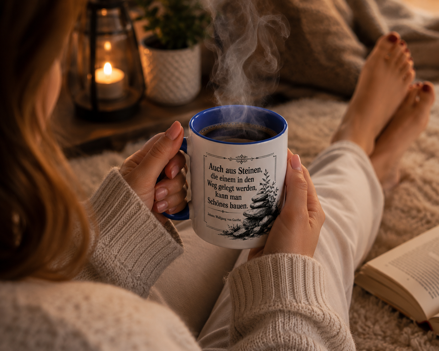 Kaffeetasse mit Goethe-Zitat – „Auch aus Steinen, die einem in den Weg gelegt werden, kann man Schönes bauen.“ | 330 ml | Blaue Innenseite & Henkel
