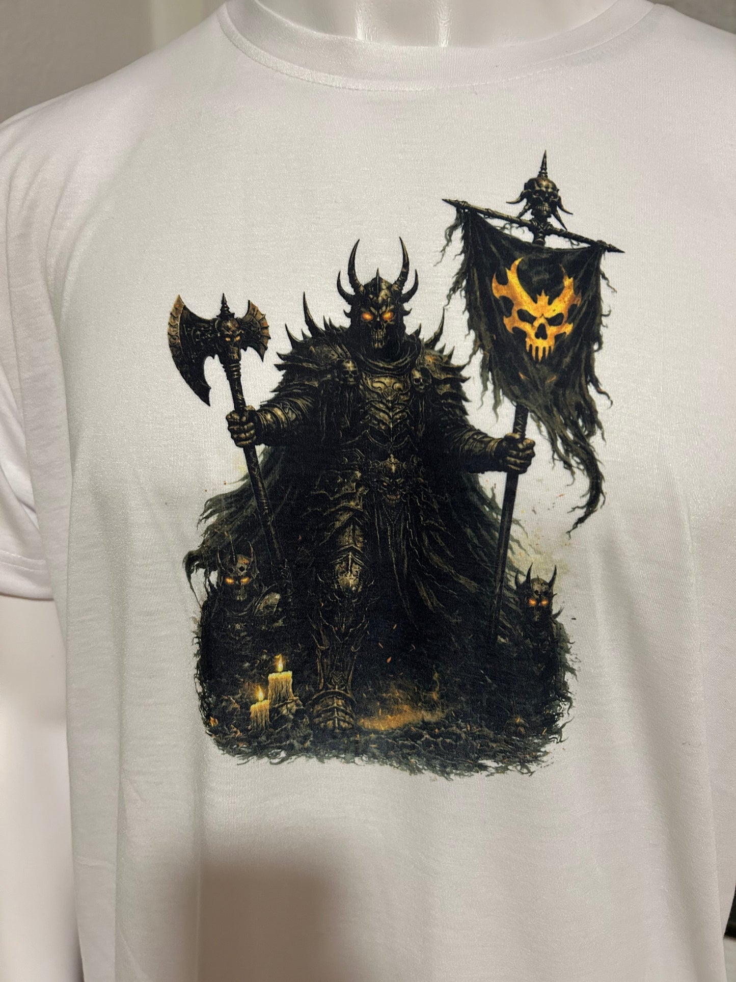 Dark Fantasy T-Shirt – Dämonenkrieger mit Axt & Banner