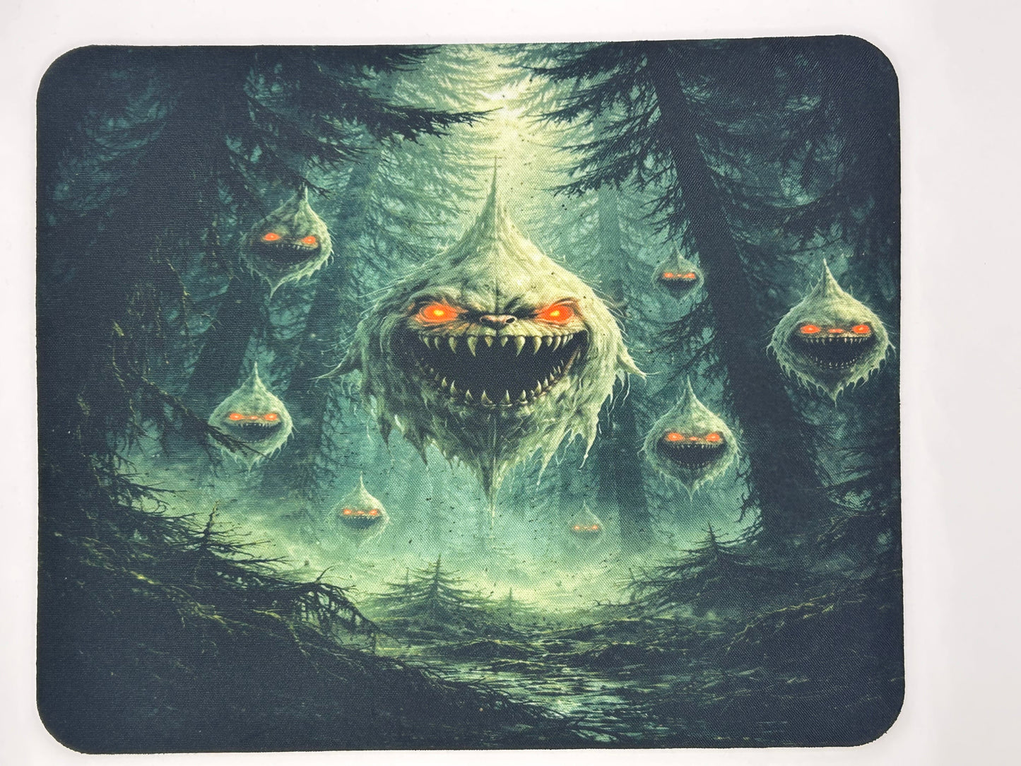 Horror Wald Mousepad – Monster im Nebel | Dark Fantasy Gaming Mauspad 22 × 18 cm