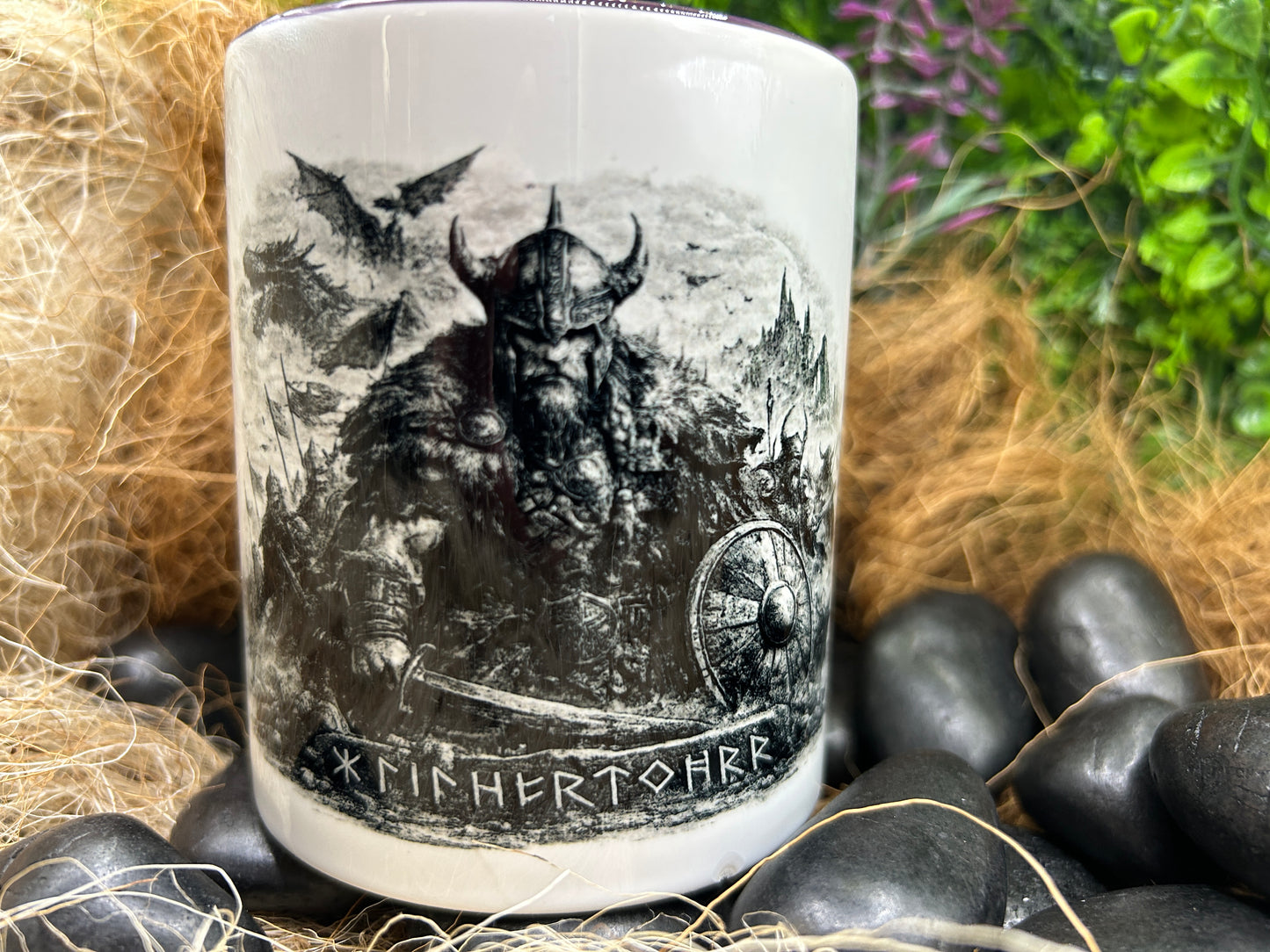 Wikinger Tasse mit nordischem Krieger, Runenschrift und Einherjar Motiv im Schwarz Weiss Stil