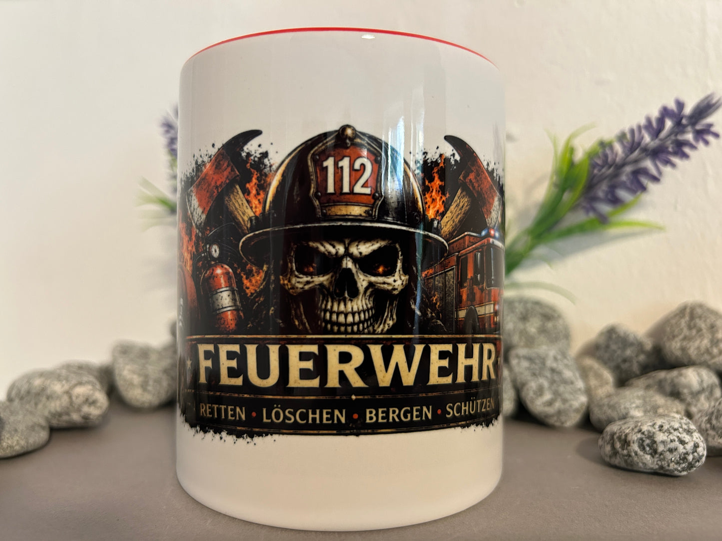 Feuerwehr Tasse als Geschenk für Feuerwehrmann mit 112 Motiv und Feuerwehrfahrzeug