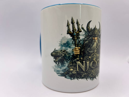 Seitliche Ansicht der Njörd Wikinger Tasse mit maritimen Mythologie-Motiv