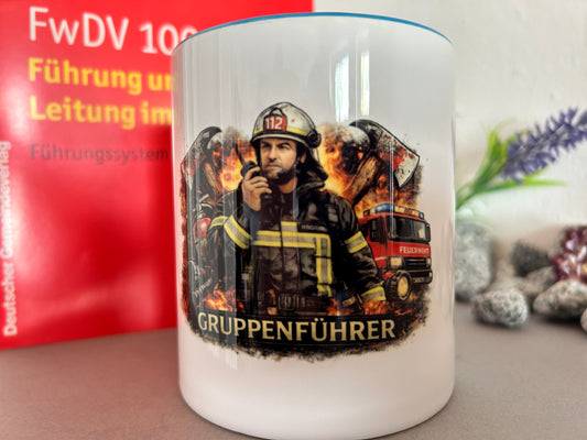 Feuerwehr Gruppenführer Tasse dekorativ fotografiert vor Feuerwehr Fachliteratur