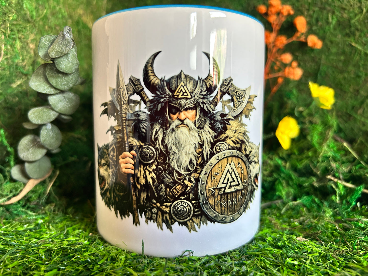 Odin Tasse mit Wikinger Motiv dekorativ inszeniert auf Moos und Naturhintergrund