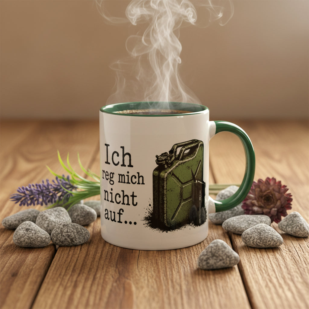 Weiße Keramiktasse mit dem Spruch „Ich reg mich nicht auf…“ und einem grünen Benzinkanister mit Gasbrenner. Das Motiv ist aus schräger Perspektive vollständig sichtbar und eignet sich als humorvolle Geschenkidee.