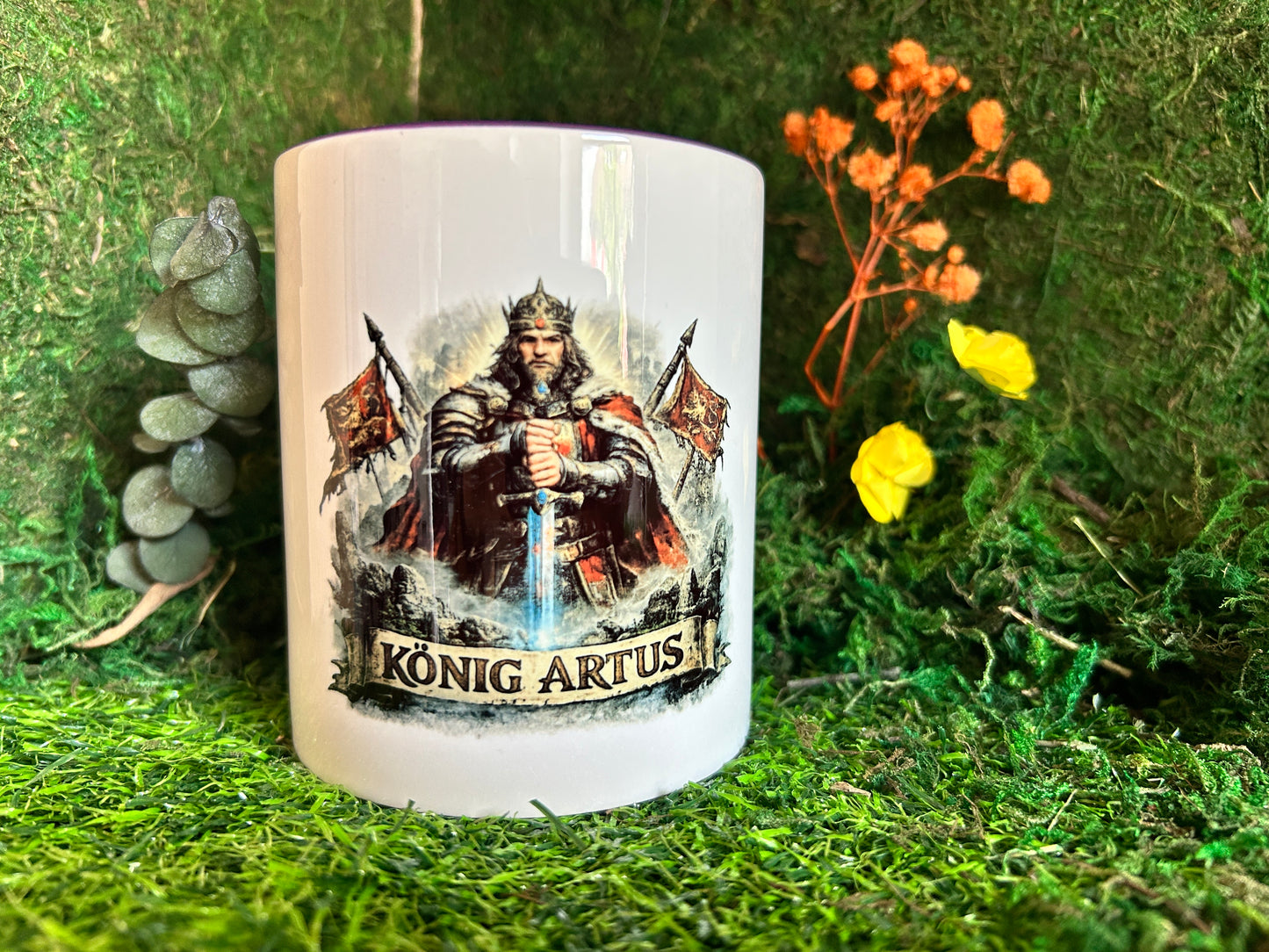 König Artus Fantasy Tasse 330 ml in mittelalterlicher Dekoration mit natürlichem Hintergrund als Geschenk für Ritter- und Fantasy-Fans.