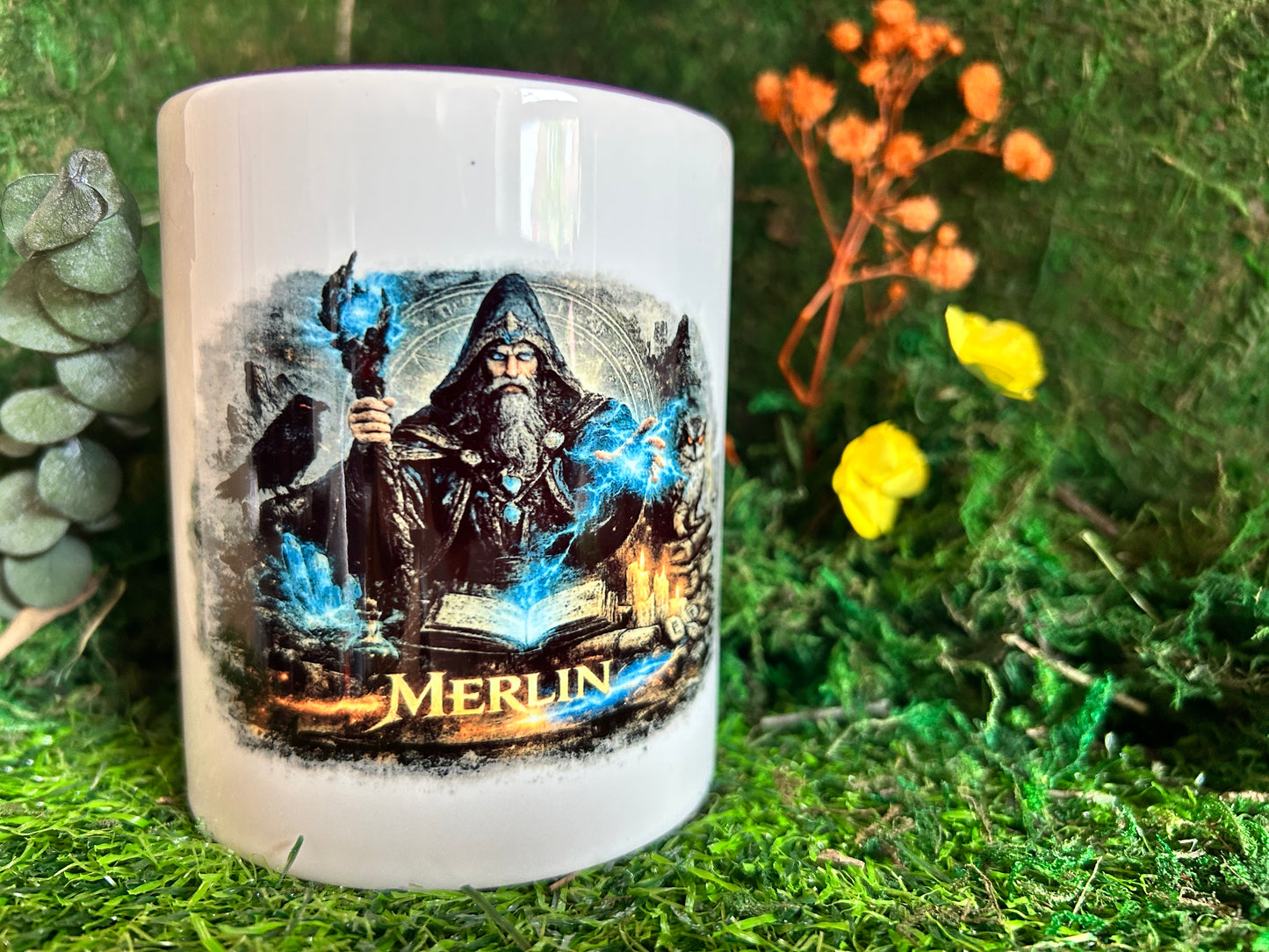 Merlin Zauberer Tasse 330 ml in Fantasy Dekoration mit Moos und natürlichem Hintergrund als Geschenkidee für Fantasy Fans.