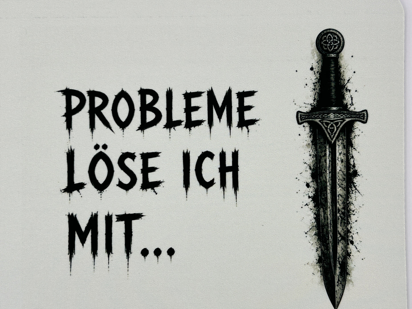 Detailaufnahme eines Fantasy-Mauspads mit schwarzem Schwert und humorvollem Spruch für Wikinger- und Mittelalter-Fans.
