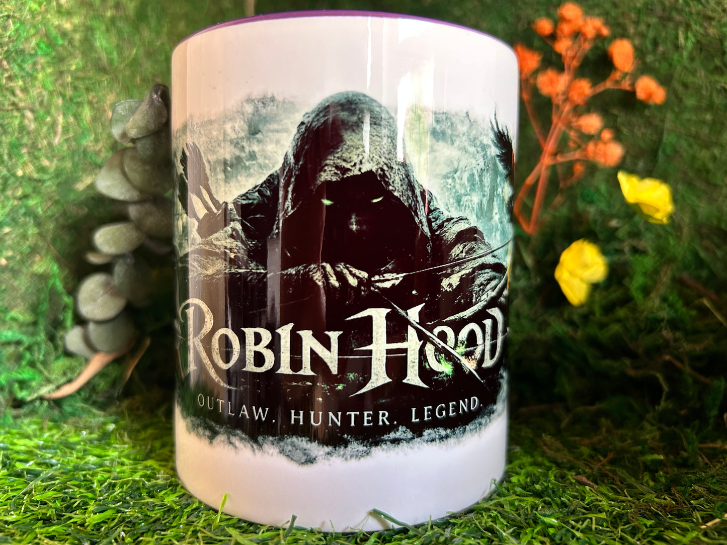 Robin Hood Tasse 330ml mit düsterem Fantasy-Motiv, Kapuzenfigur, Bogen und Raben in mystischer Waldkulisse.