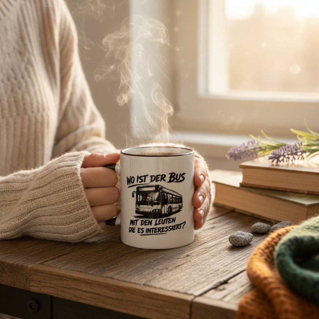 Keramiktasse mit Bus Motiv und humorvollem Sarkasmus Spruch dekorativ fotografiert