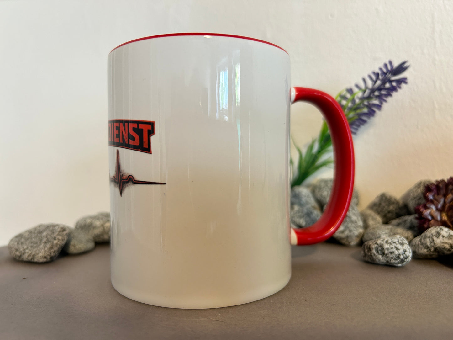 Tasse mit Rettungsdienst Aufdruck und rotem Henkel für medizinisches Personal