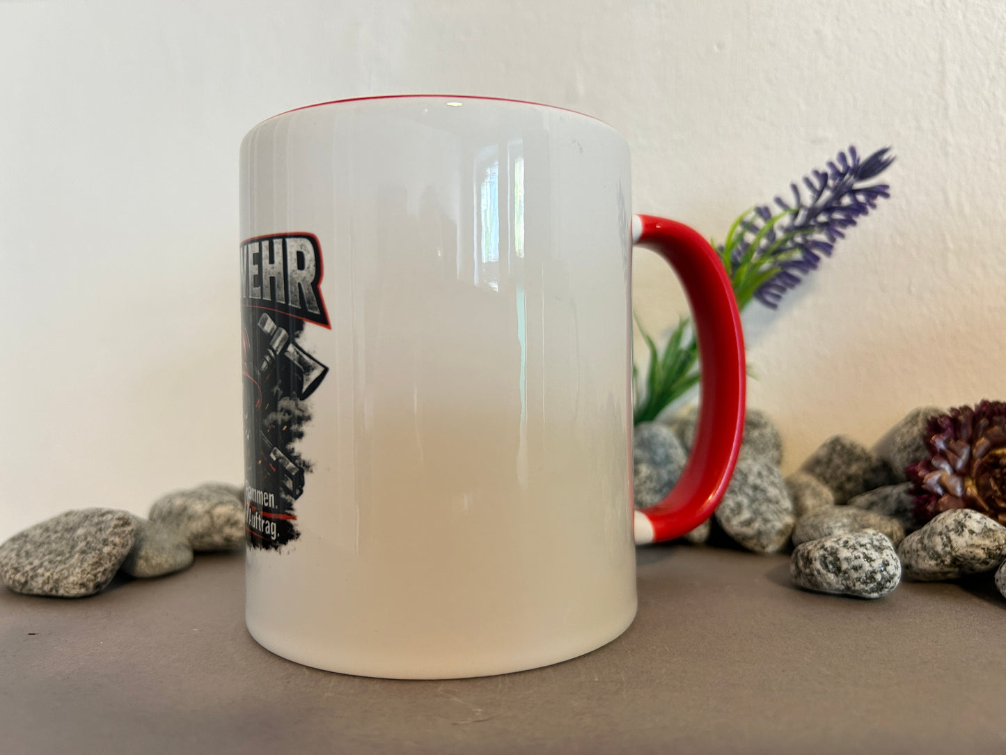 Feuerwehr Geschenk Tasse mit rotem Henkel für Kameraden und Einsatzkräfte