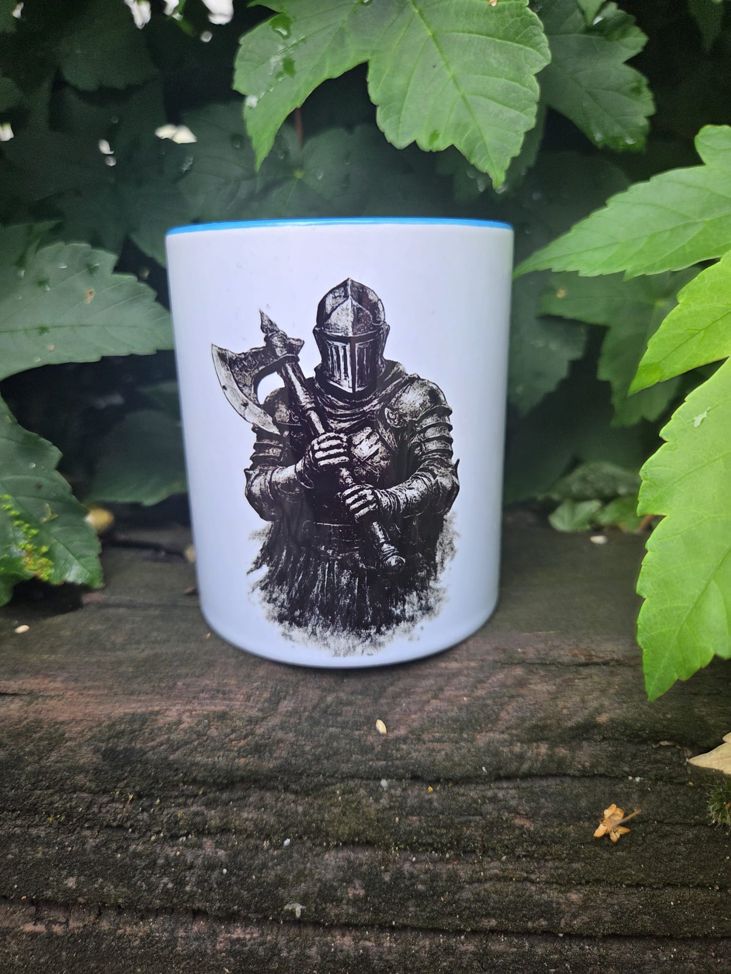 Ritter Tasse mit Axt – Mittelalter Krieger | 330 ml Keramiktasse | Dark Fantasy Design