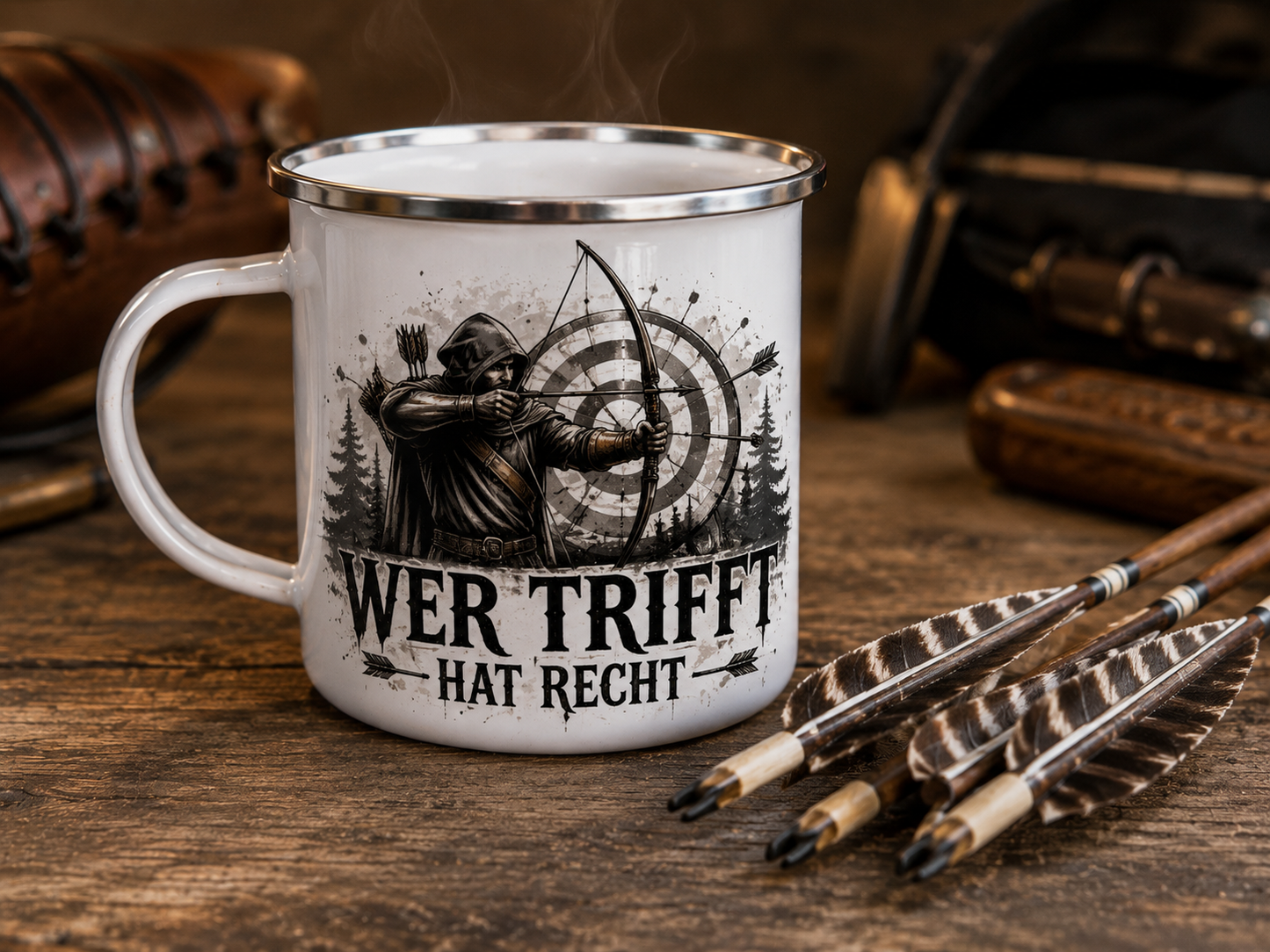 Bogenschützen Emaille Tasse mit dampfendem Kaffee auf rustikalem Holztisch.
