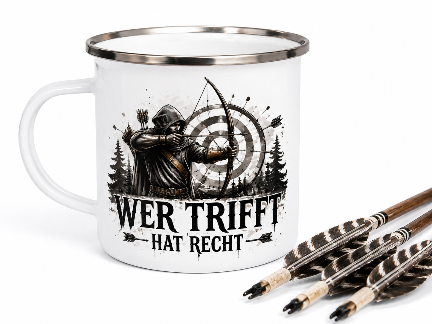 Bogenschützen Emaille Tasse mit Spruch Wer trifft hat Recht auf weißem Hintergrund.