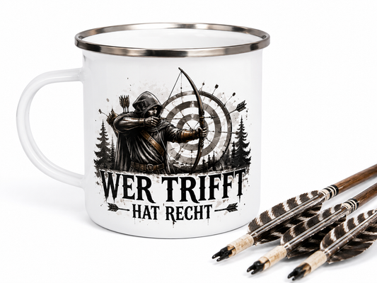 Bogenschützen Emaille Tasse mit Spruch Wer trifft hat Recht auf weißem Hintergrund.