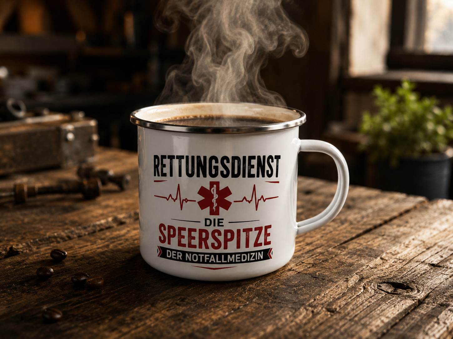 Dampfende Emaille-Tasse mit Rettungsdienst-Motiv auf einem rustikalen Holztisch.