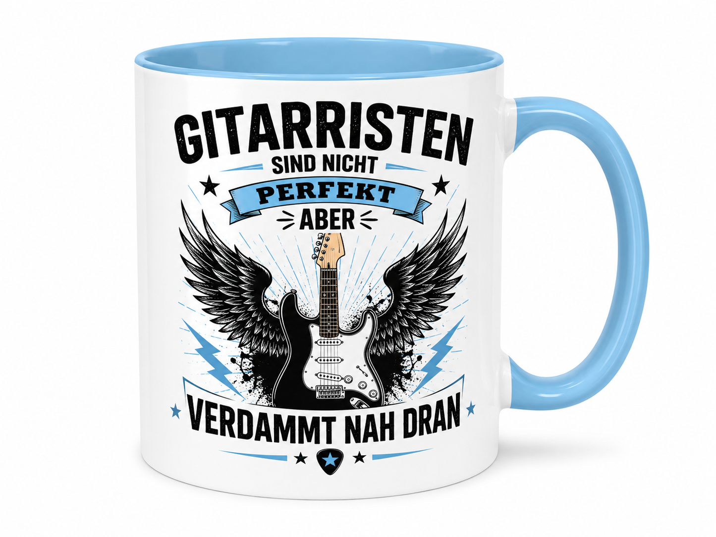 Gitarristen Tasse mit babyblauem Henkel und Spruch „Gitarristen sind nicht perfekt, aber verdammt nah dran“