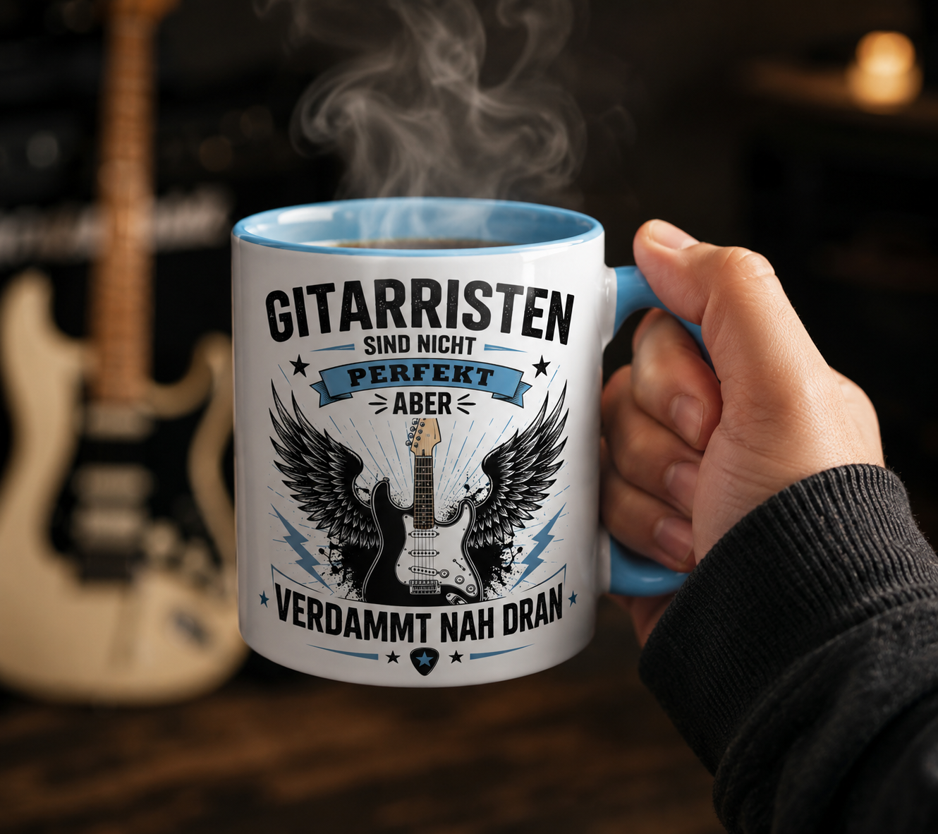 Seitenansicht der Gitarristen Keramiktasse mit babyblauem Henkel