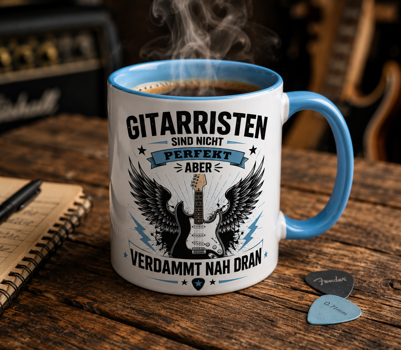 Gitarristen Tasse – „Gitarristen sind nicht perfekt, aber verdammt nah dran“ – Kaffeebecher mit babyblauem Henkel & Innenfarbe