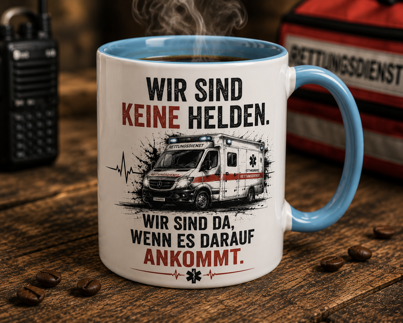 Rettungsdienst Tasse mit dampfendem Kaffee auf rustikalem Holztisch