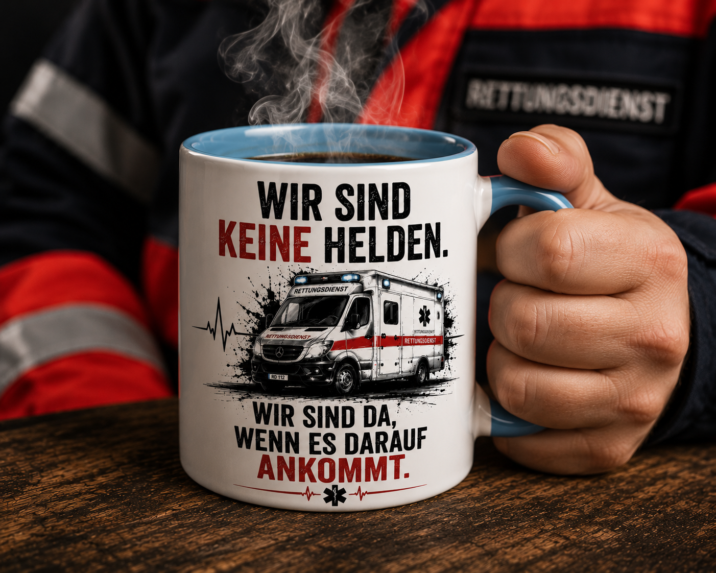 Rettungsdienst Tasse mit dampfendem Kaffee in der Hand eines Notfallsanitäters