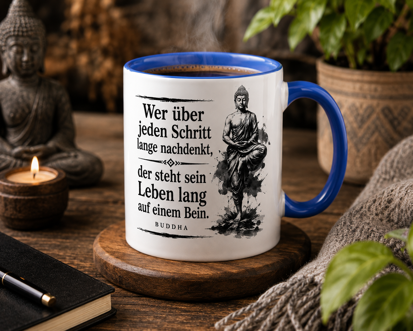Lifestylebild einer dampfenden Buddha-Tasse auf einem Holztisch