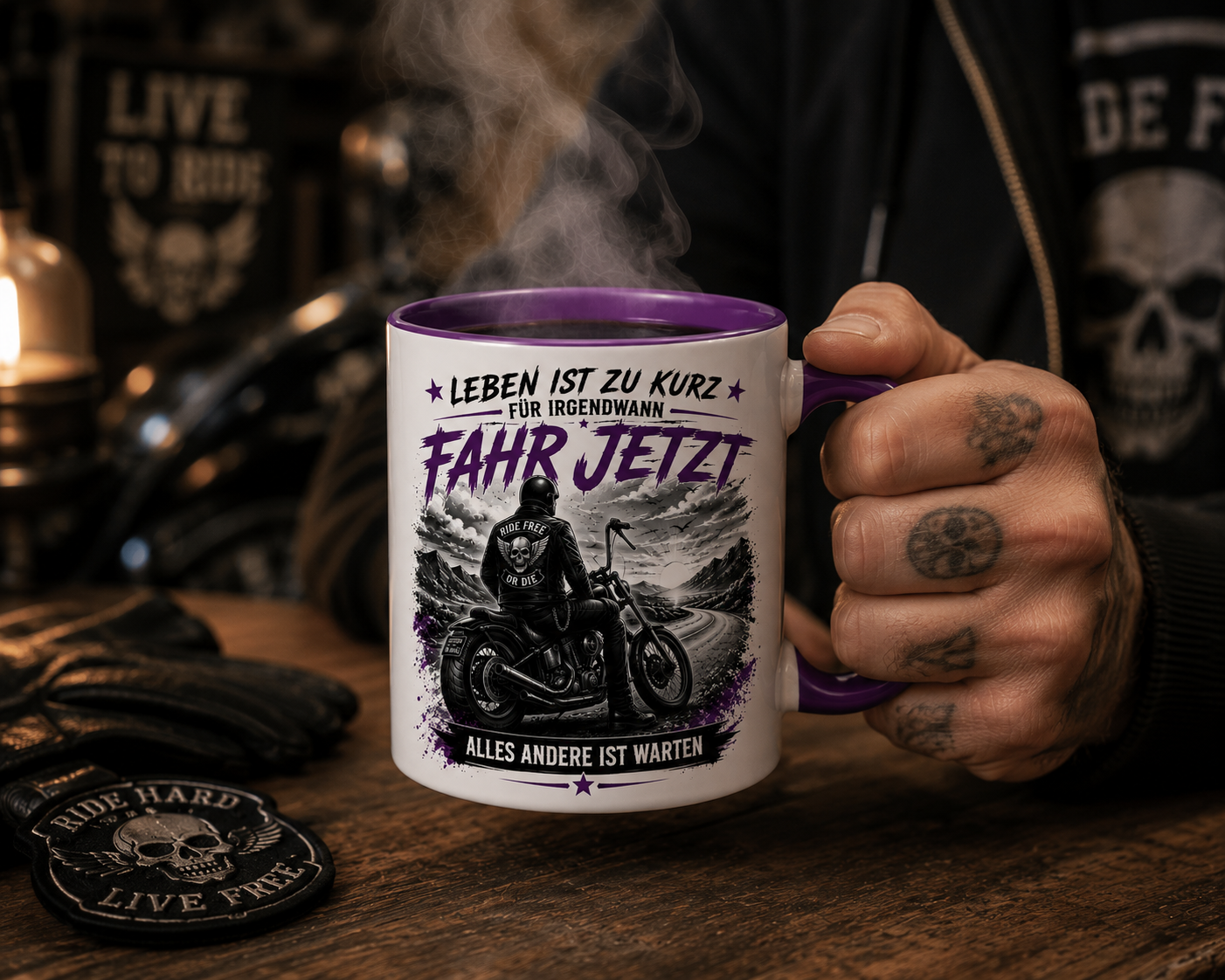 Biker Tasse mit Motorrad-Motiv und dem Spruch „Leben ist zu kurz für irgendwann – Fahr jetzt“ auf weißer Keramiktasse mit lila Henkel und lila Innenseite.