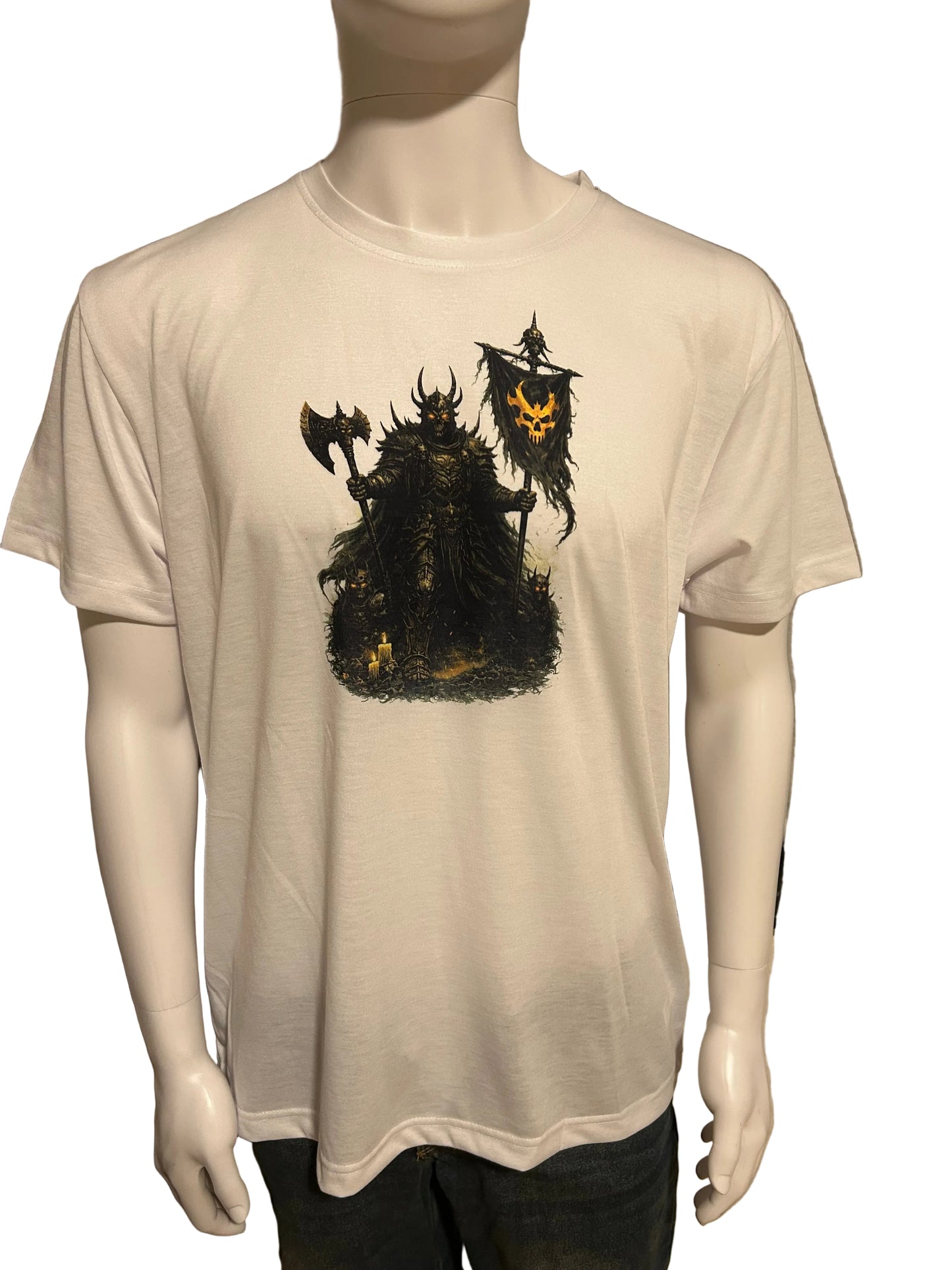 Dark Fantasy T-Shirt – Dämonenkrieger mit Axt & Banner