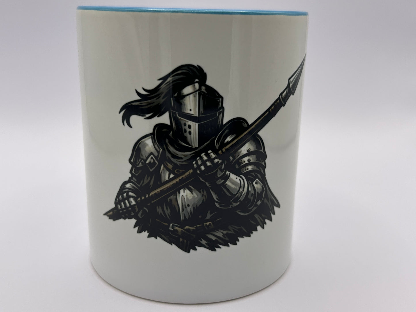 Ritter Tasse mit Lanzenmotiv – Mittelalter Keramikbecher