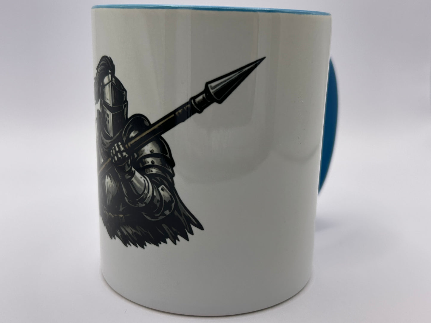 Ritter Tasse mit Lanzenmotiv – Mittelalter Keramikbecher