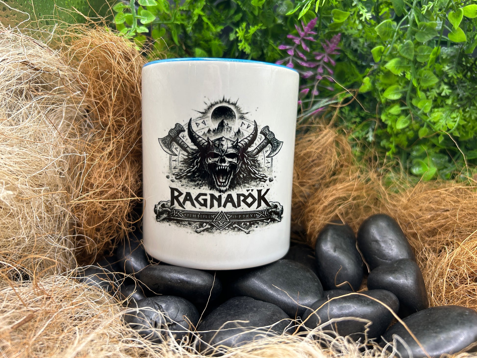 Ragnarök Tasse mit Wikinger Totenschädel, Runen, Äxten und nordischer Mythologie auf weißer Keramiktasse
