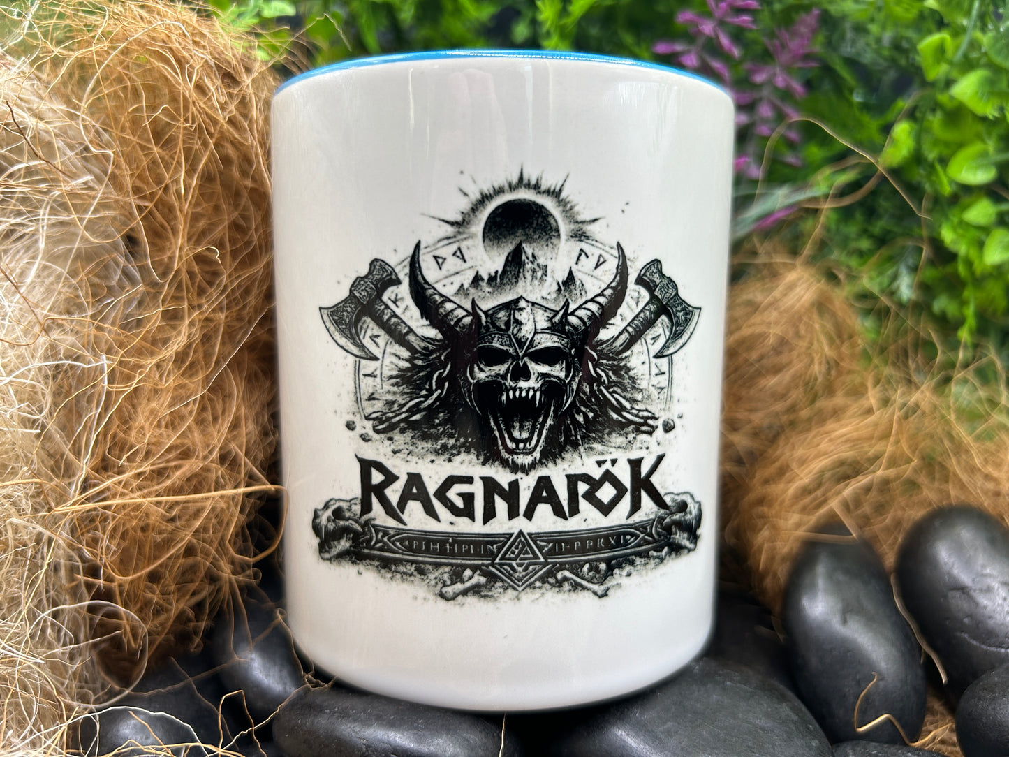Detailaufnahme einer Ragnarök Tasse mit Wikingerhelm, Totenschädel und nordischem Mythologie Motiv