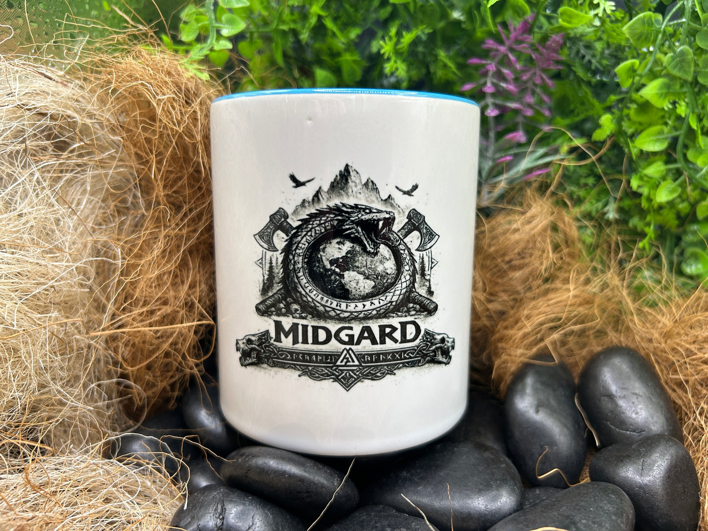 Midgard Tasse mit Jörmungandr Weltschlange, Runen und nordischer Mythologie auf weißer Keramiktasse