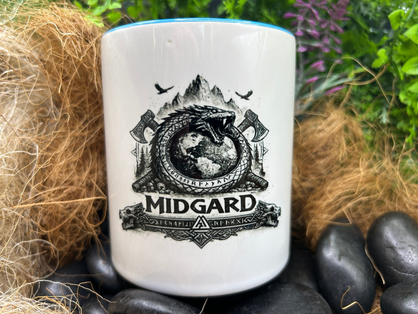 Detailaufnahme einer Midgard Tasse mit Jörmungandr, Wikinger Symbolen und nordischem Mythologie Motiv