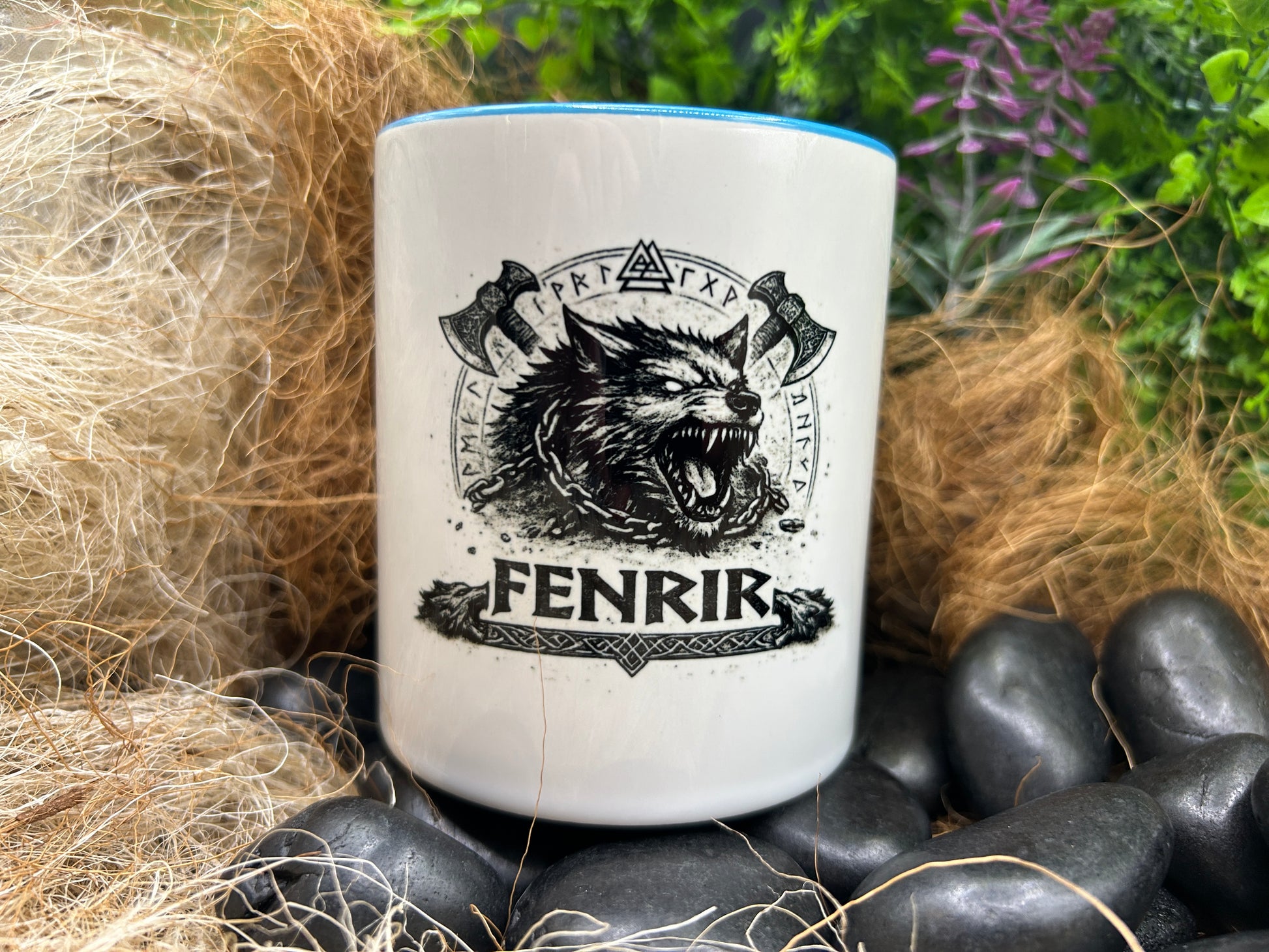 Fenrir Tasse mit nordischem Wolf, Wikinger Runen und Äxten im Stil der nordischen Mythologie