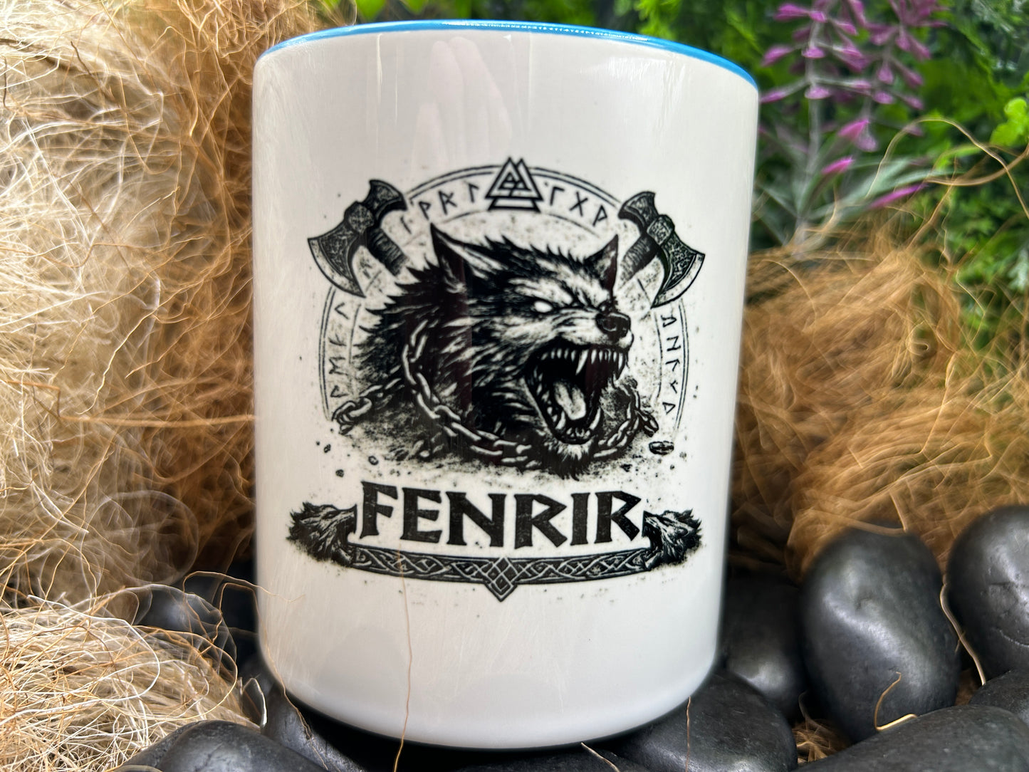 Detailaufnahme einer Fenrir Tasse mit Wikinger Wolf, Runenschrift und nordischem Fantasy Motiv