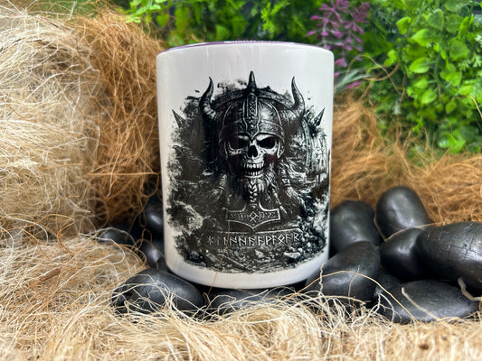 Wikinger Tasse mit Mjölnir Thor Hammer, Totenschädel, Runenschrift und nordischer Mythologie auf weißer Keramiktasse