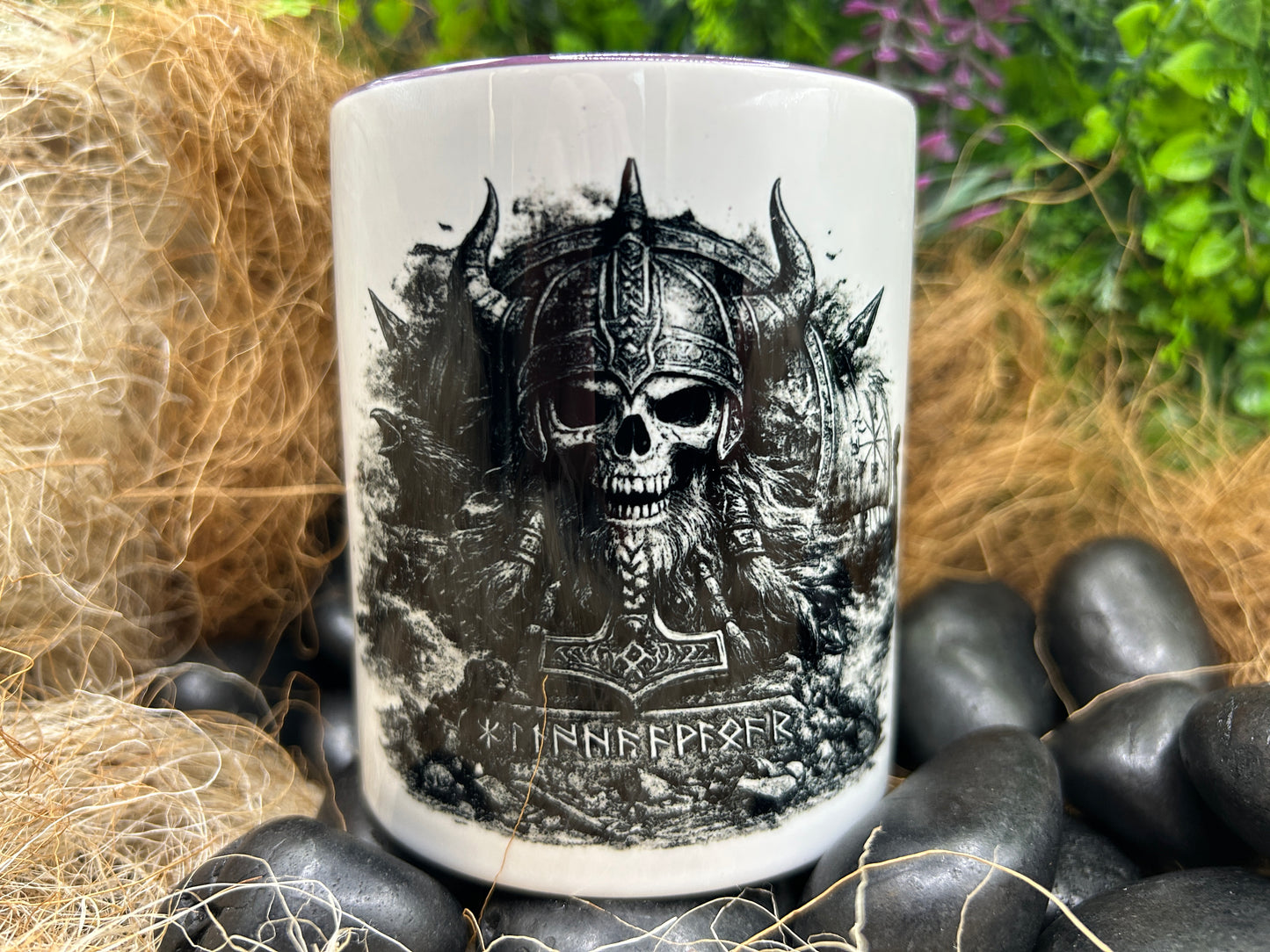 Detailaufnahme einer Wikinger Tasse mit Thor Hammer Mjölnir, Wikingerhelm, Totenschädel und nordischem Motiv
