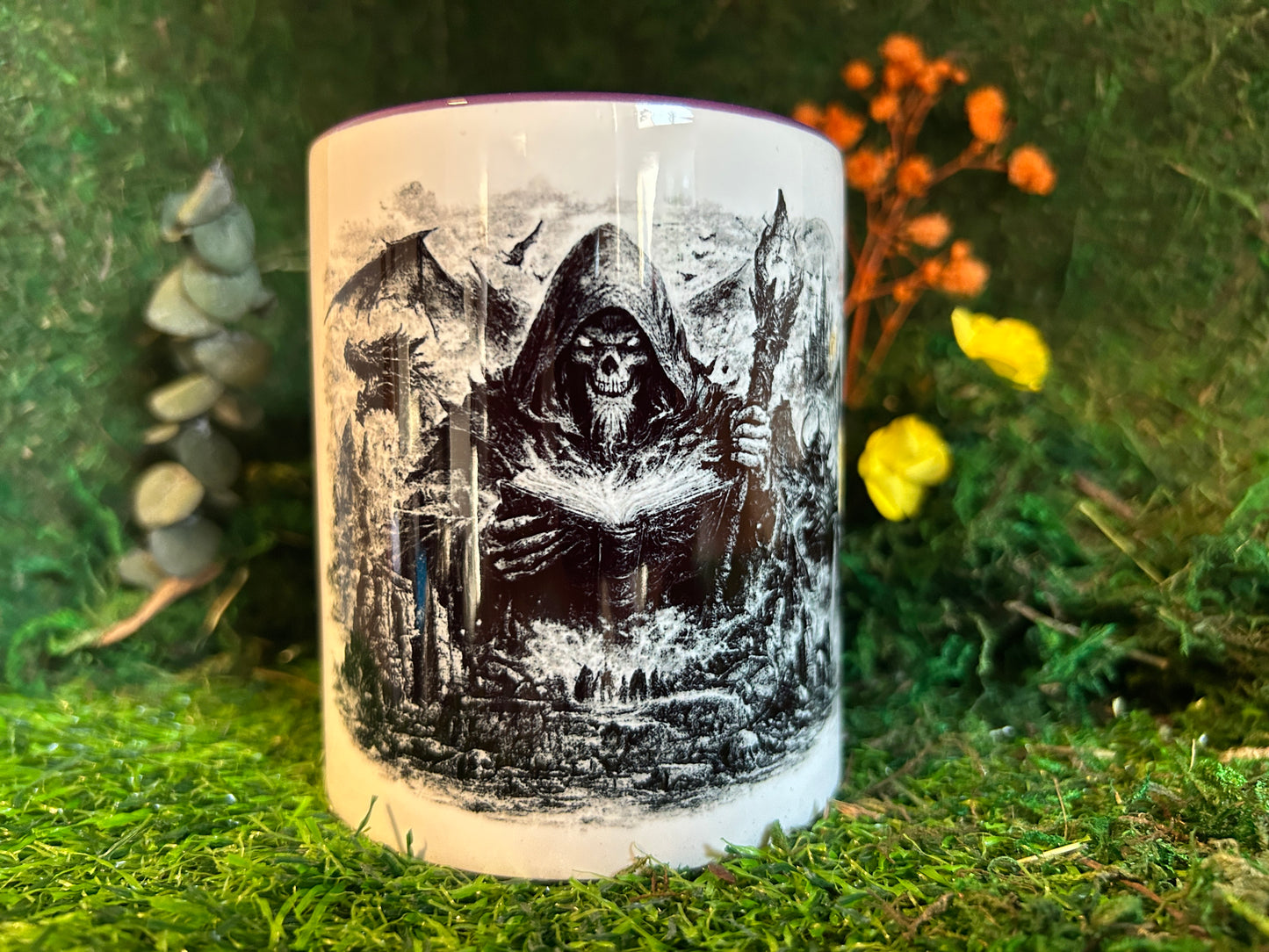 Fantasy Tasse mit dunklem Magier, Totenschädel und magischem Zauberbuch im Dark Fantasy Stil