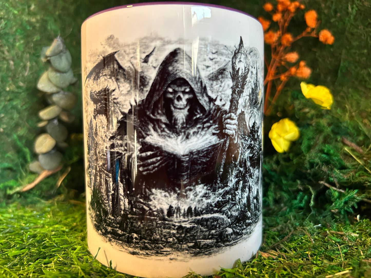 Fantasy Keramiktasse mit geheimnisvollem Magier, Zauberstab und düsterer Fantasy Landschaft