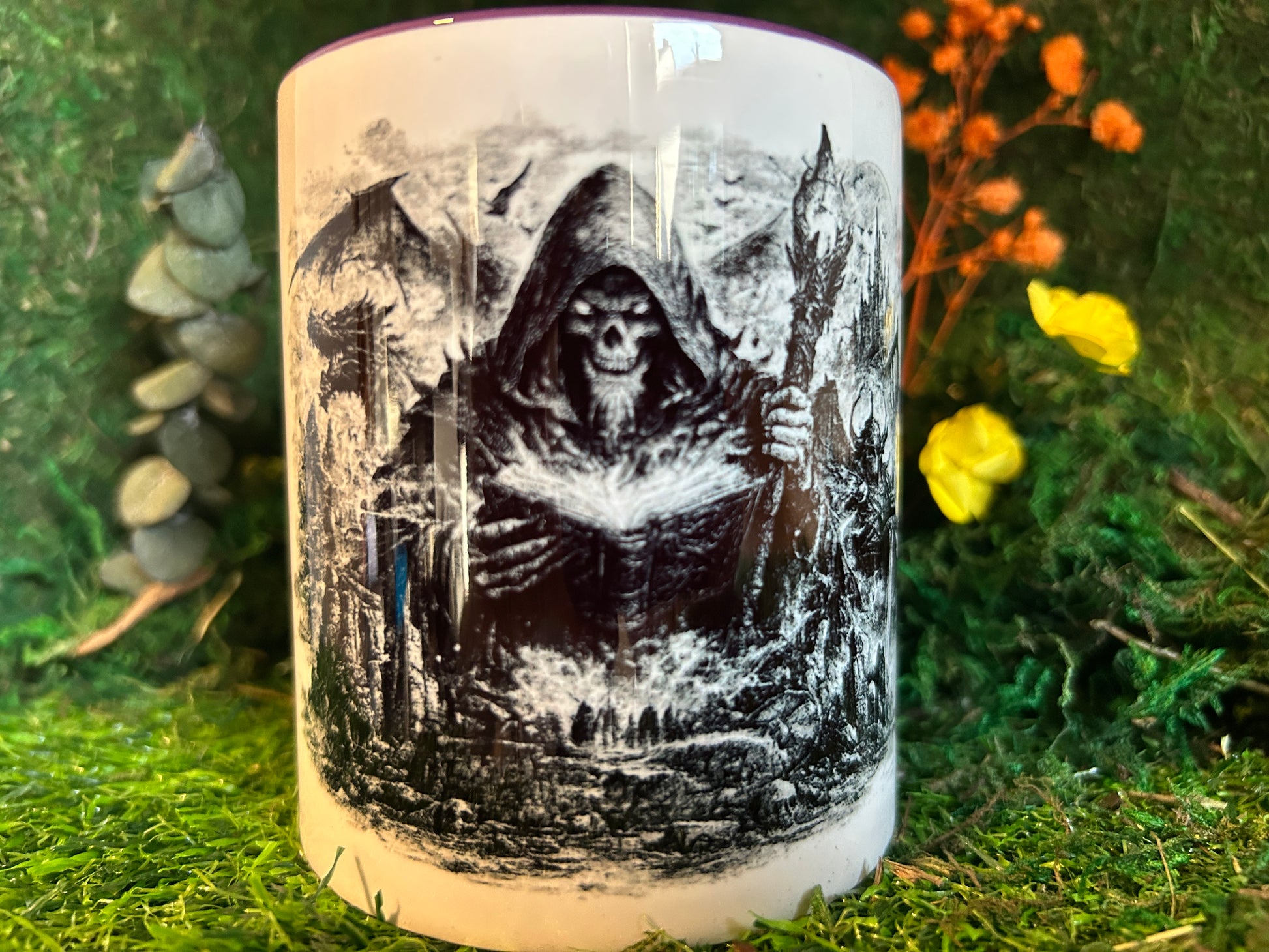Fantasy Keramiktasse mit geheimnisvollem Magier, Zauberstab und düsterer Fantasy Landschaft