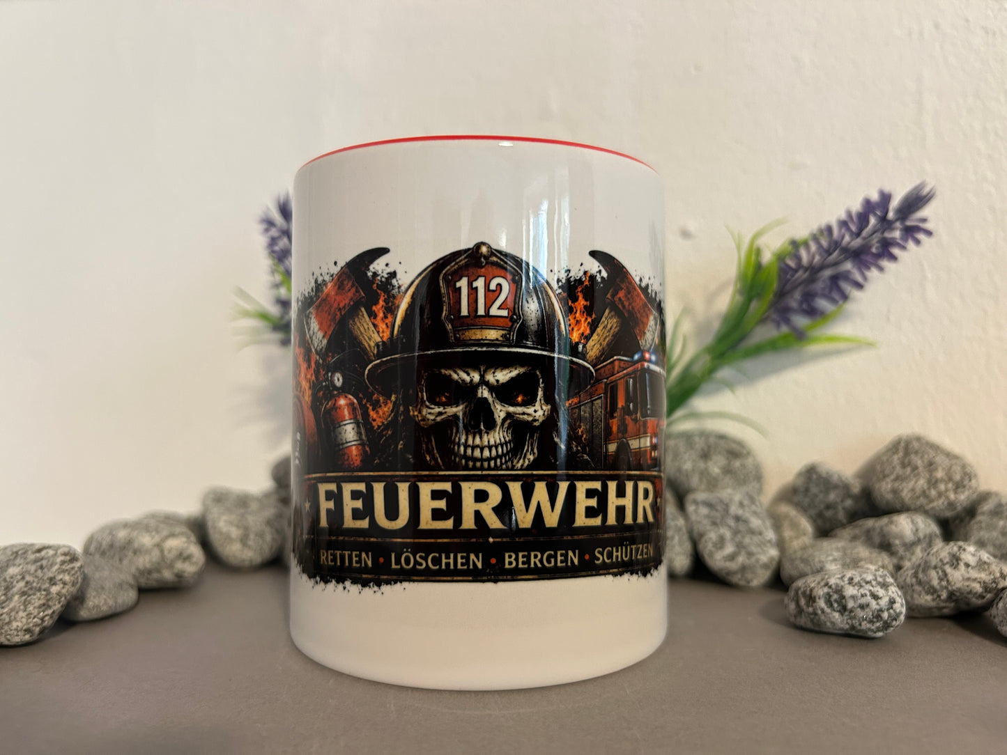 Feuerwehr Tasse mit 112 Feuerwehrhelm, Feuerwehrauto und Leitspruch Retten Löschen Bergen Schützen