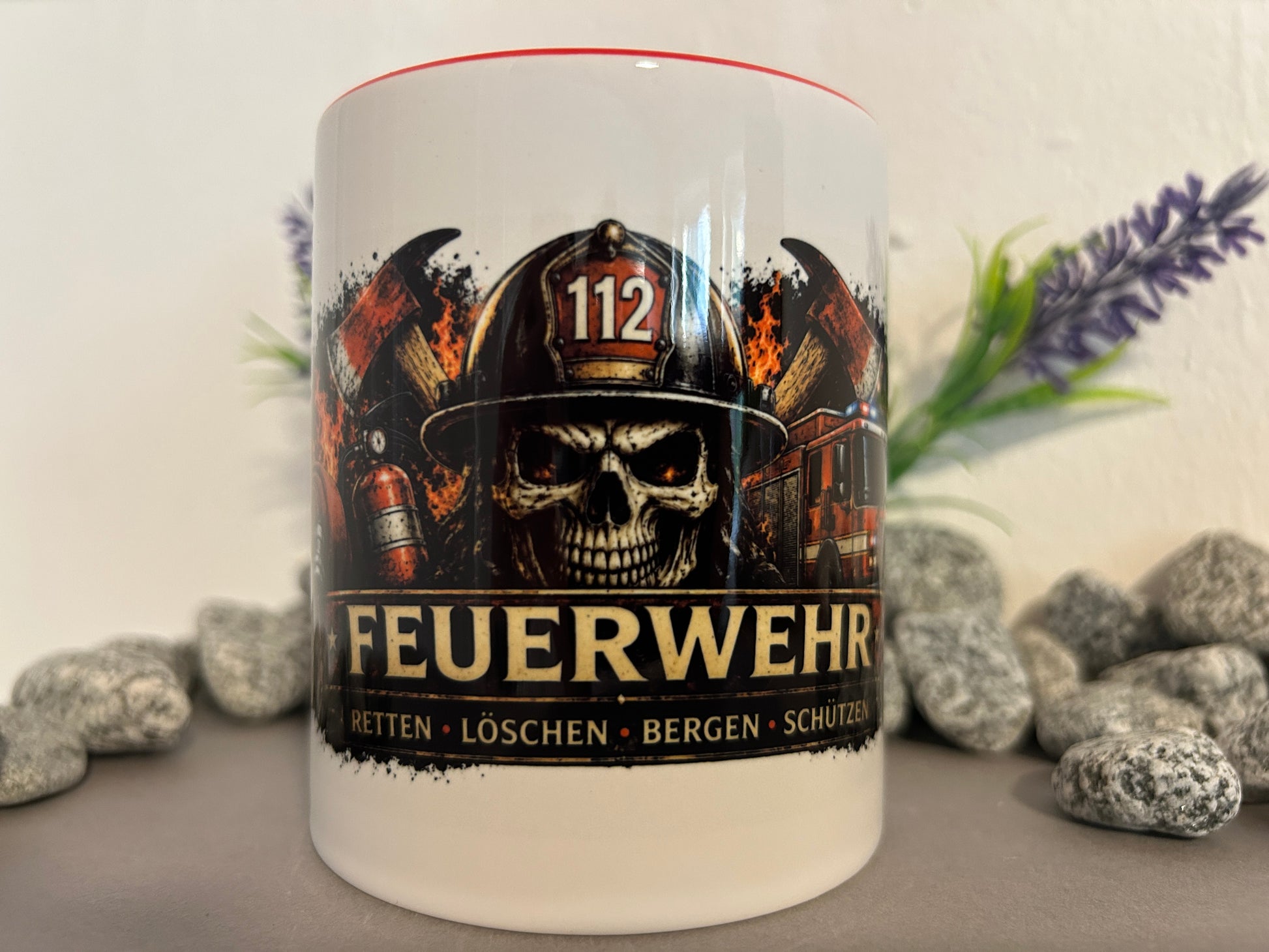 Feuerwehr Tasse als Geschenk für Feuerwehrmann mit 112 Motiv und Feuerwehrfahrzeug