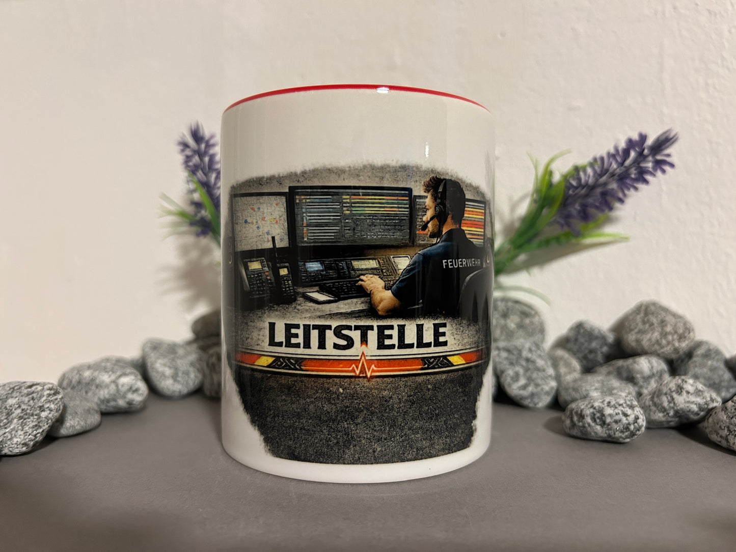 Leitstelle Tasse mit Feuerwehr Disponent an Einsatzleitsystem und Notrufzentrale Motiv