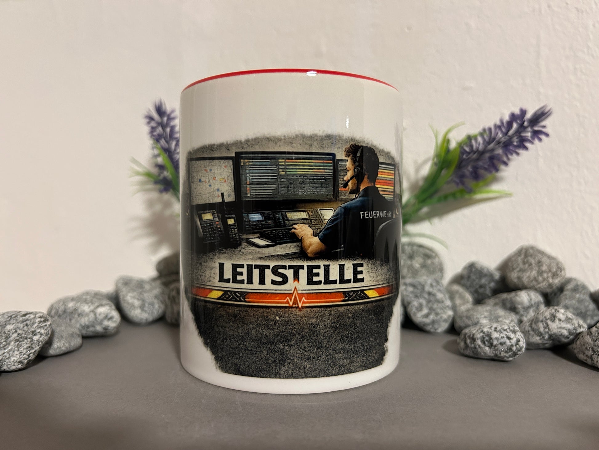 Leitstelle Tasse mit Feuerwehr Disponent an Einsatzleitsystem und Notrufzentrale Motiv