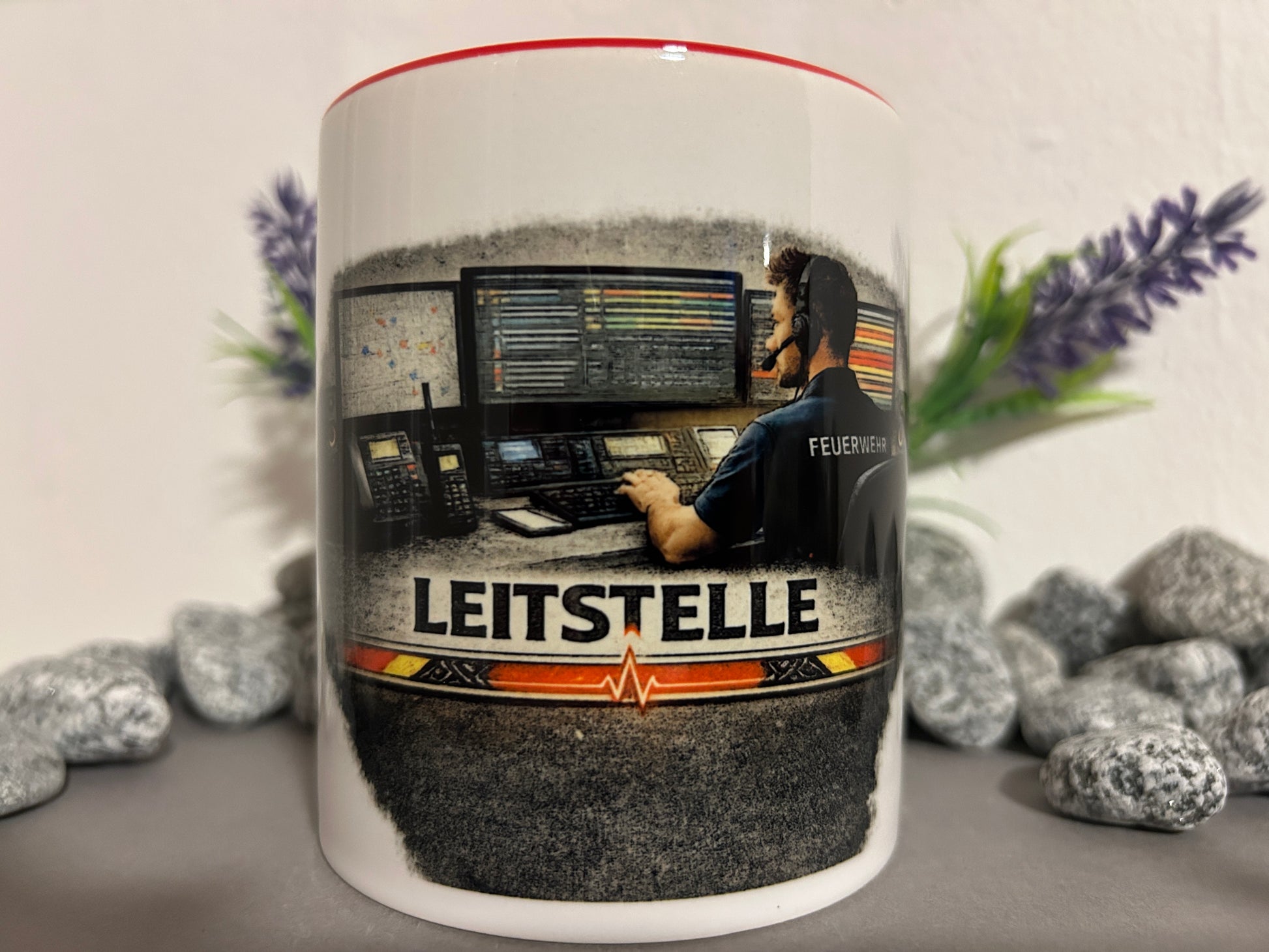 Detailaufnahme einer Feuerwehr Leitstelle Tasse mit Disponent, Monitoren und Einsatzkoordination