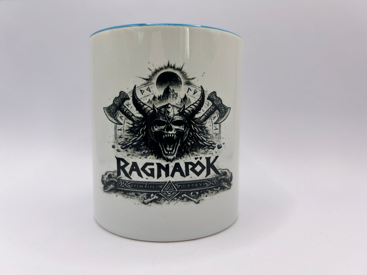 Ragnarök Tasse – Nordische Mythologie mit Wikinger Totenschädel & Runen Motiv